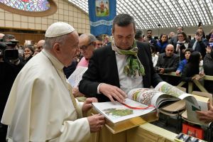 El Papa Francisco recibe el primer ejemplar de la Biblia de Wiedmann