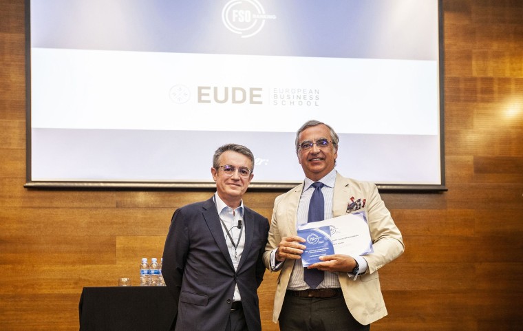 Foto de EUDE recoge el premio FSO