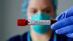 Una enfermera sujeta un resultado positivo de Covid-19